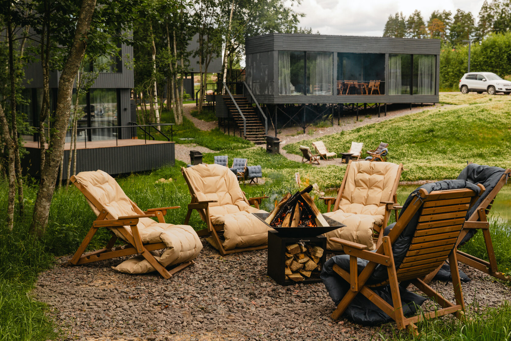 Место для отдыха у огня на территории White Resort